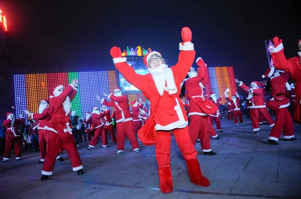 Artistas Vestidos Com Trajes Papai Noel Apresentam Uma Multidão Flash — Fotografia de Stock