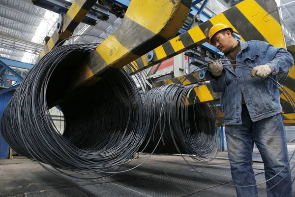 Een Chinese Arbeider Bindt Spiraalvormige Staal Draden Een Staalfabriek Lianyungang — Stockfoto