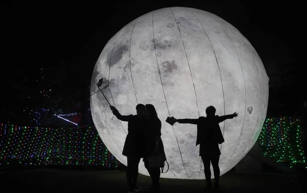Visitantes Tiram Fotos Frente Uma Instalação Luz Forma Lua Durante — Fotografia de Stock