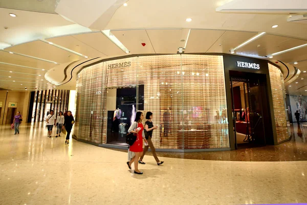 Jovens Mulheres Chinesas Passam Por Uma Boutique Hermes Shopping Ifc — Fotografia de Stock