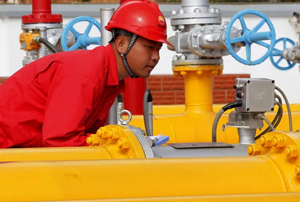 Técnico Chinês Petrochina Kunlun Gás Ltd Verifica Válvulas Tubos Posto — Fotografia de Stock