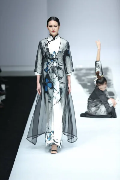 Una Modella Espone Una Nuova Creazione Del Designer Gong Hangyu — Foto Stock