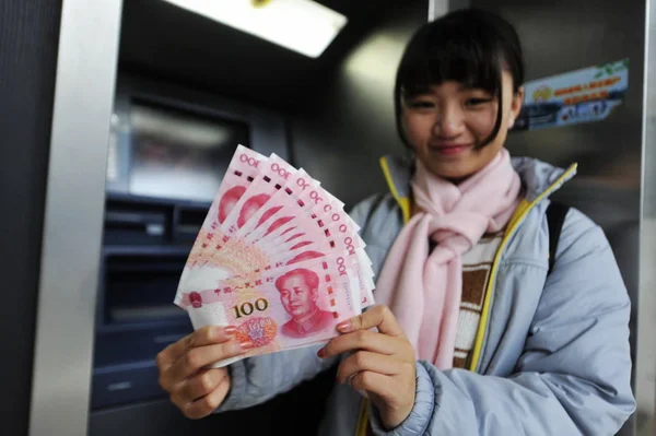Uma Menina Exibe Novas Notas 100 Yuans Frente Uma Máquina — Fotografia de Stock