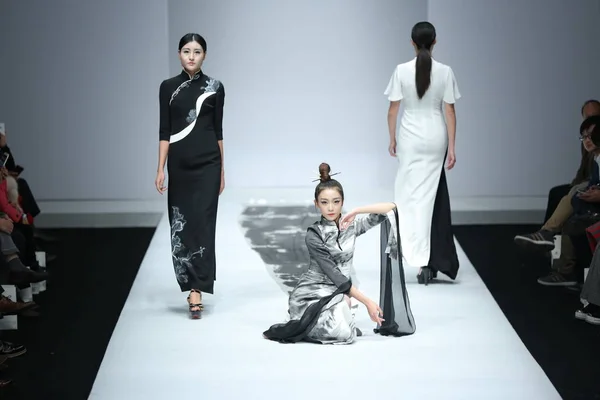 Modelos Exibem Novas Criações Designer Gong Hangyu Desfile Moda Chantel — Fotografia de Stock