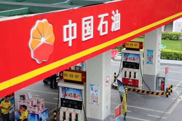 Vista Una Gasolinera Petrochina Filial Cnpc China National Petroleum Corporation —  Fotos de Stock