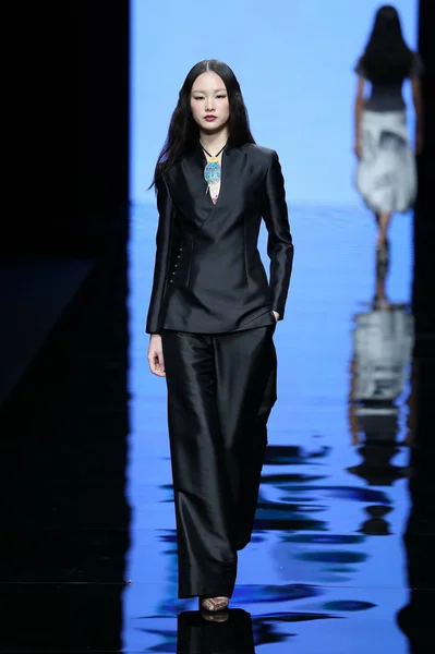モデルは 2015 中国の北京で中国ロンドンファッションウィークの春 2016 年中に飛ギャラリー ブティックのファッションショーで太陽 Xuefei のデザイナーによって新しい創造を表示します — ストック写真