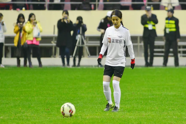 2016年1月10日 在中国上海举行的 6年中国亚洲微笑杯 友谊赛中 以舞台名字宋继贤闻名的韩国女星陈成英运球 — 图库照片