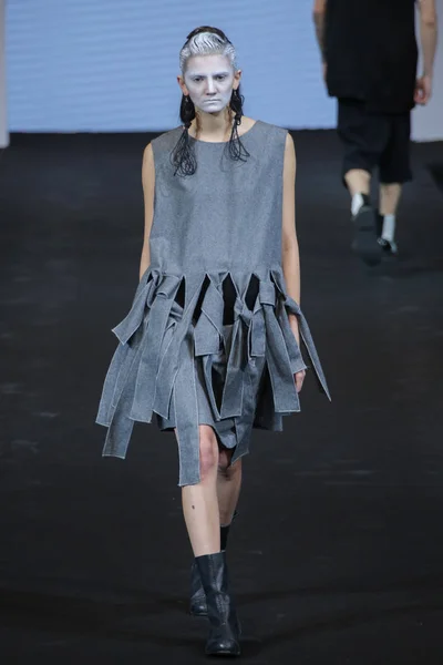 2015年10月30日 在中国北京举行的中国时装周斯普林斯 夏季时装秀上 一位模特展示了一个新的创作作品 — 图库照片