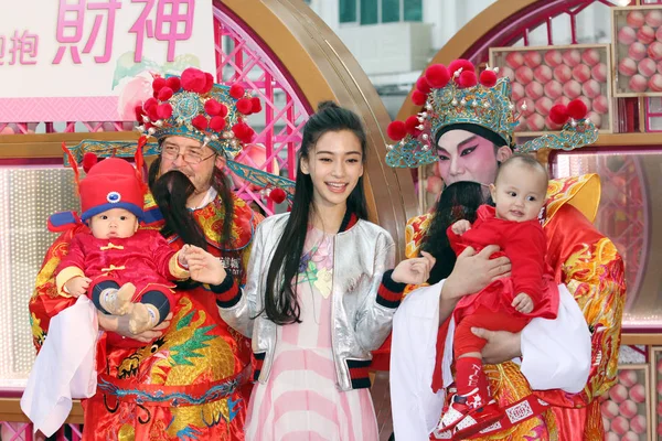 Hong Kong Model Und Schauspielerin Angelababy Mitte Posiert Mit Babys — Stockfoto