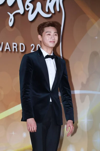 韩国演员朴世俊于2015年11月20日在韩国首尔举行的第52届大宗电影大奖红毯上的到来 — 图库照片