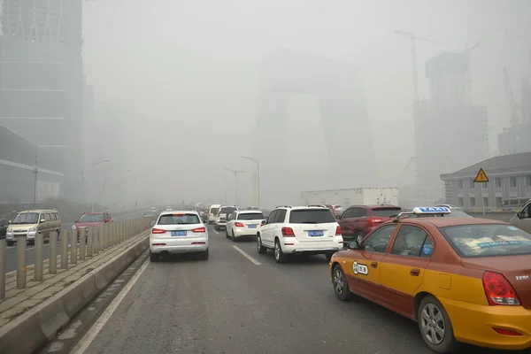 Autos Fahren Bei Starkem Smog Auf Einer Straße Peking China — Stockfoto
