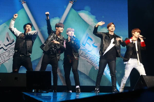 대한민국 아이돌 B1A4의 2015 그들의 콘서트에서 — 스톡 사진
