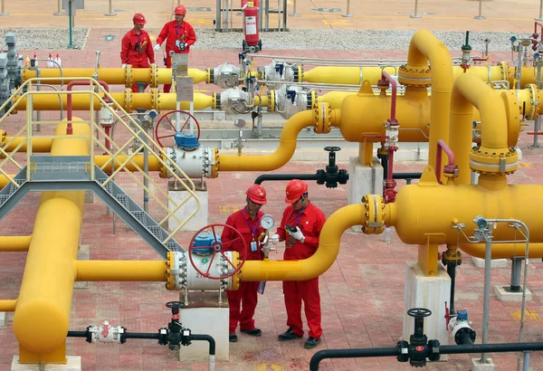 Chinesische Techniker Der Petrochina Kunlun Gas Ltd Rückschlagventile Und Rohre — Stockfoto