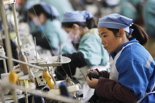 2016年1月19日 中国東部安寧省華北市の衣料品工場で 中国人女性労働者が衣服を縫う — ストック写真