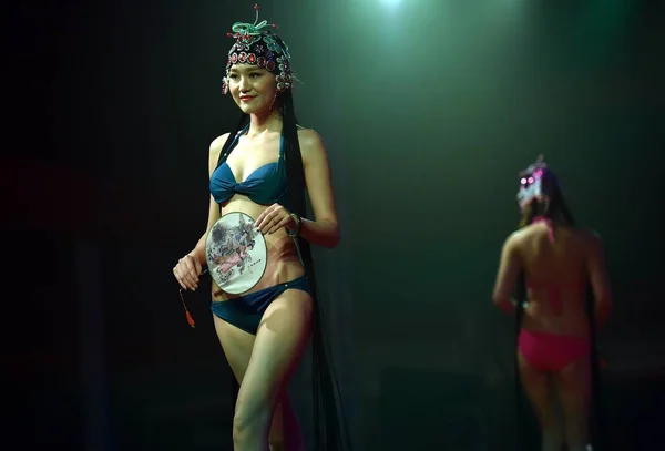 Ubrana Bikini Modeli Noszenie Nakrycia Głowy Peking Opera Wykonać Podczas — Zdjęcie stockowe