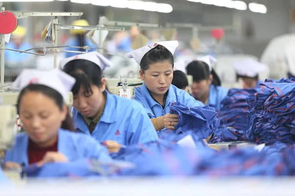 Trabajadoras Chinas Cosen Ropa Una Fábrica Ropa Ciudad Jimo Provincia — Foto de Stock