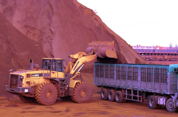 Una Cargadora Ruedas Carga Camión Con Mineral Hierro Muelle Puerto — Foto de Stock