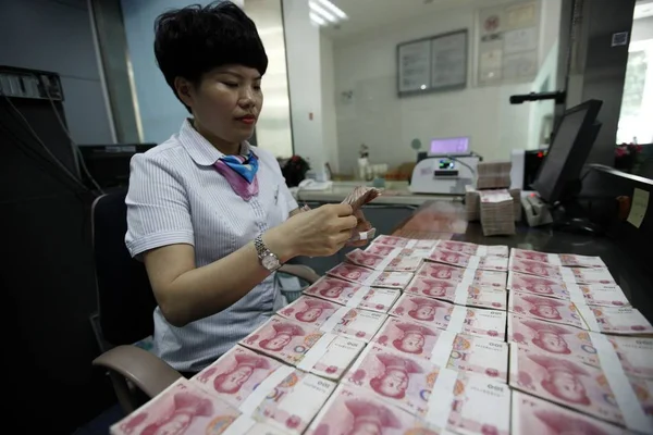 Empleado Chino Cuenta Los Billetes Yuan Rmb Renminbi Banco Ciudad — Foto de Stock