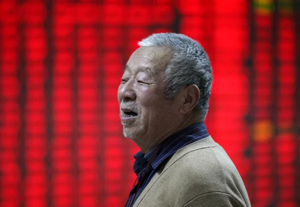 Китайський Інвестора Сміється Перед Екраном Відображення Цін Акцій Червоний Зростання — стокове фото