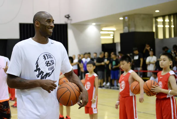 Nba Μπάσκετ Αστέρι Kobe Bryant Χαμόγελα Μια Εκδήλωση Μπάσκετ Κατά — Φωτογραφία Αρχείου