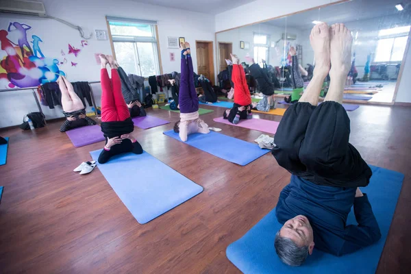 Homme Chinois Ans Mingchao Effectue Yoga Dans Son Atelier Dans — Photo