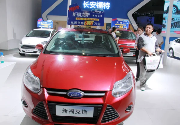 Visitors Look Ford Cars Display Auto Show Haikou City South — Stock Photo, Image