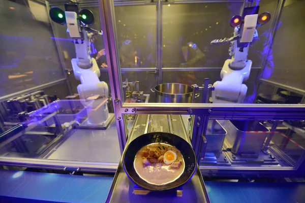 Robots Koya Kona Şanghay Çin Bir Ramen Restoranında Erişte Fişini — Stok fotoğraf