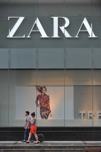 Pedestrians Walk Store Spanish Fast Fashion Brand Zara Shenyang City — Stock Photo, Image