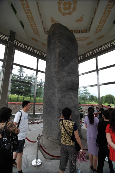 Tourists Look Gwanggaeto Stele Capital Cities Tombs Ancient Koguryo Kingdo — Stock Photo, Image