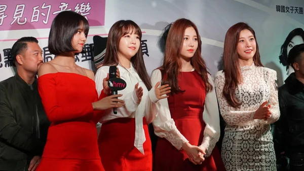 Vier Leden Van Zuid Koreaanse Meisje Groep Meisje Dag Vergadering — Stockfoto