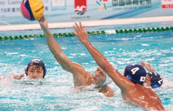 中国男子代表の水球チームのプレーヤーは 佛山市 中国南部で 2015 アジア水球選手権 アジア水球予選大会のオリンピック の間に日本男子代表の水球チームの選手と競う — ストック写真