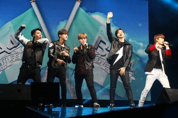 Des Membres Boys Group Sud Coréen B1A4 Produisent Lors Leur — Photo