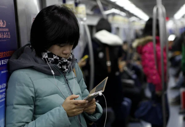 Aralık 2015 Pekin Çin Bir Metro Treninin Internet Sörf Için — Stok fotoğraf