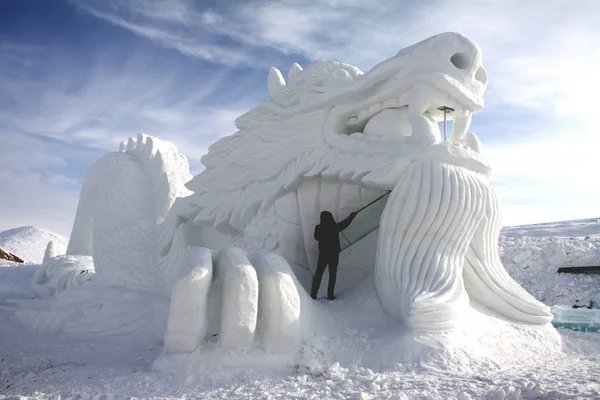 Konstnär Gör Snö Skulptur Ice Snow World Park Altay Prefektur — Stockfoto