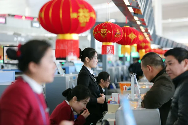 Китайський Пасажирів Черга Отримати Свої Посадочні Талони Прилавки Авіакомпаній Прикрашеної — стокове фото