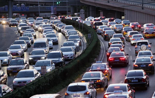 Des Masses Véhicules Déplacent Lentement Dans Embouteillage Sur Une Route — Photo