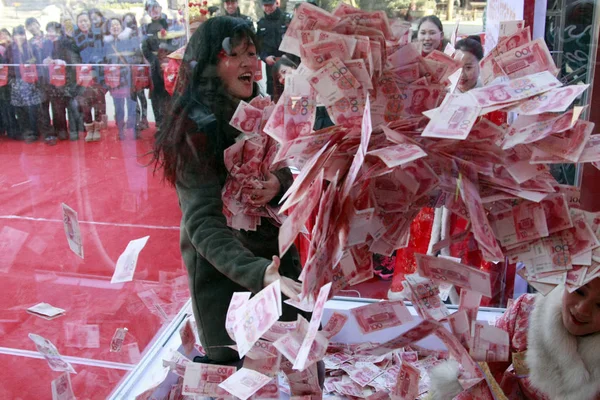 Chiński Turysta Próbuje Chwycić 100 Juan Banknoty Tyle Ile Ona — Zdjęcie stockowe
