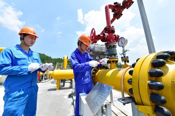 2015年7月28日 中国义乌天然气有限公司在浙江省义乌市一个气压调节站检查阀门和管道的中国技术人员 — 图库照片