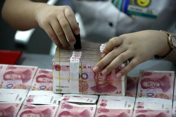 Impiegato Cinese Francobolli Fasci Banconote Rmb Renminbi Yuan Una Banca — Foto Stock