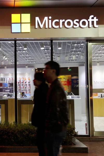 Pedestres Passam Por Uma Loja Microsoft Xangai China Março 2015 — Fotografia de Stock