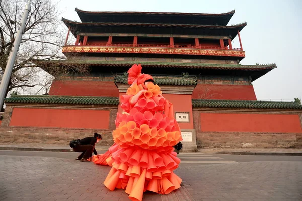 Artiste Chinois Kong Ning Portant Masque Orange Une Robe Mariée — Photo