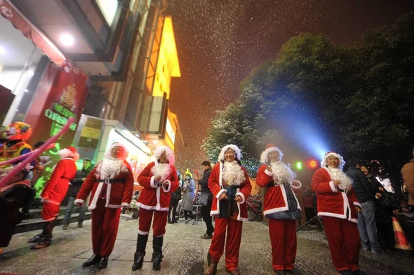 Des Artistes Vêtus Costumes Père Noël Participent Défilé Pour Célébrer — Photo