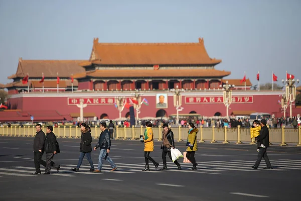 Piesi Chodzić Ulicy Przed Tian Anmen Rostrum Jasny Dzień Wiatr — Zdjęcie stockowe