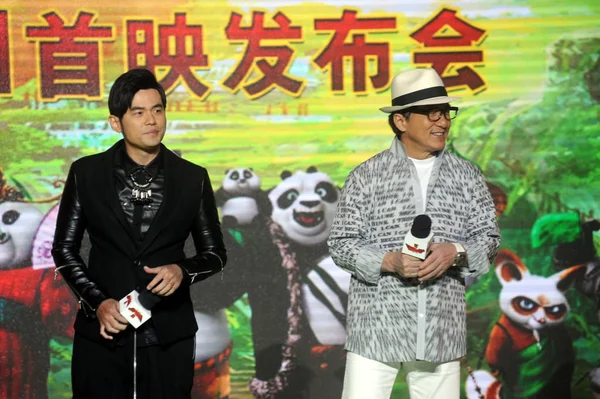 香港功夫巨星成龙 台湾歌手兼演员周杰伦出席2016年1月19日在中国上海举行的宣传电影 功夫熊猫3 的新闻发布会 — 图库照片