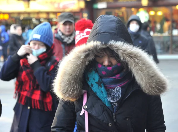 2016年1月24日 中国上海 行人在寒潮中热情地穿行 — 图库照片