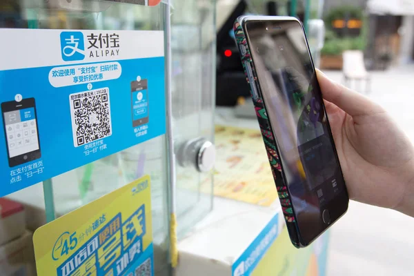 Customer Uses Her Smartphone Scan Code Pay Alipay Booth Nanjing — Stock Photo, Image