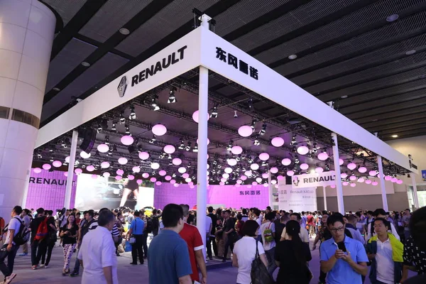 Visitatori Affollano Stand Renault Durante 13A Cina Guangzhou Salone Internazionale — Foto Stock