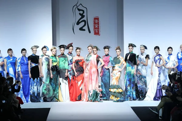 Modelli Presentano Nuove Creazioni Del Designer Gong Hangyu Alla Sfilata — Foto Stock