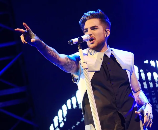 Американська Співачка Автор Пісень Adam Lambert Виконує Під Час Концерту — стокове фото