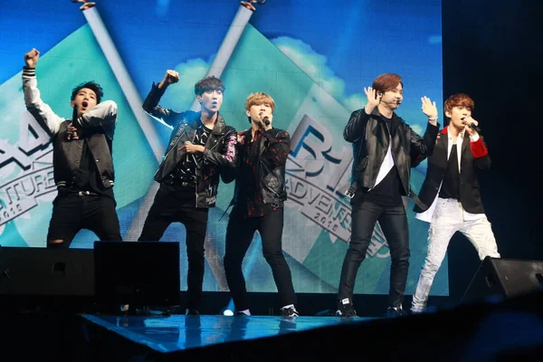 Medlemmar Sydkoreanska Pojke Gruppen B1A4 Utföra Vid Deras Konsert Hong — Stockfoto
